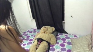 Lesbiana Monta Al Oso De Peluche Con Arnés.